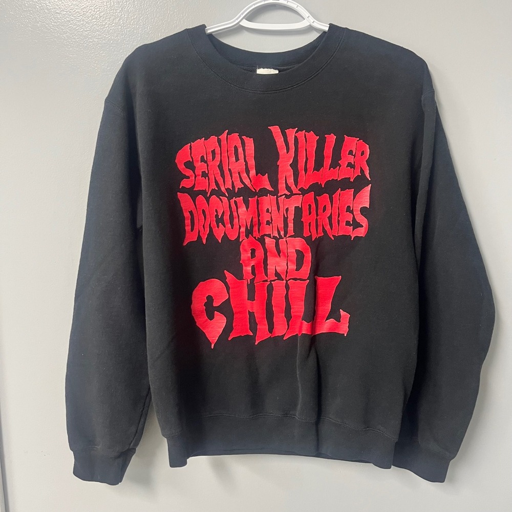 Gildan Serial Killer Documentaries‎ and Chill Sweatshirt Black Red Mens Small